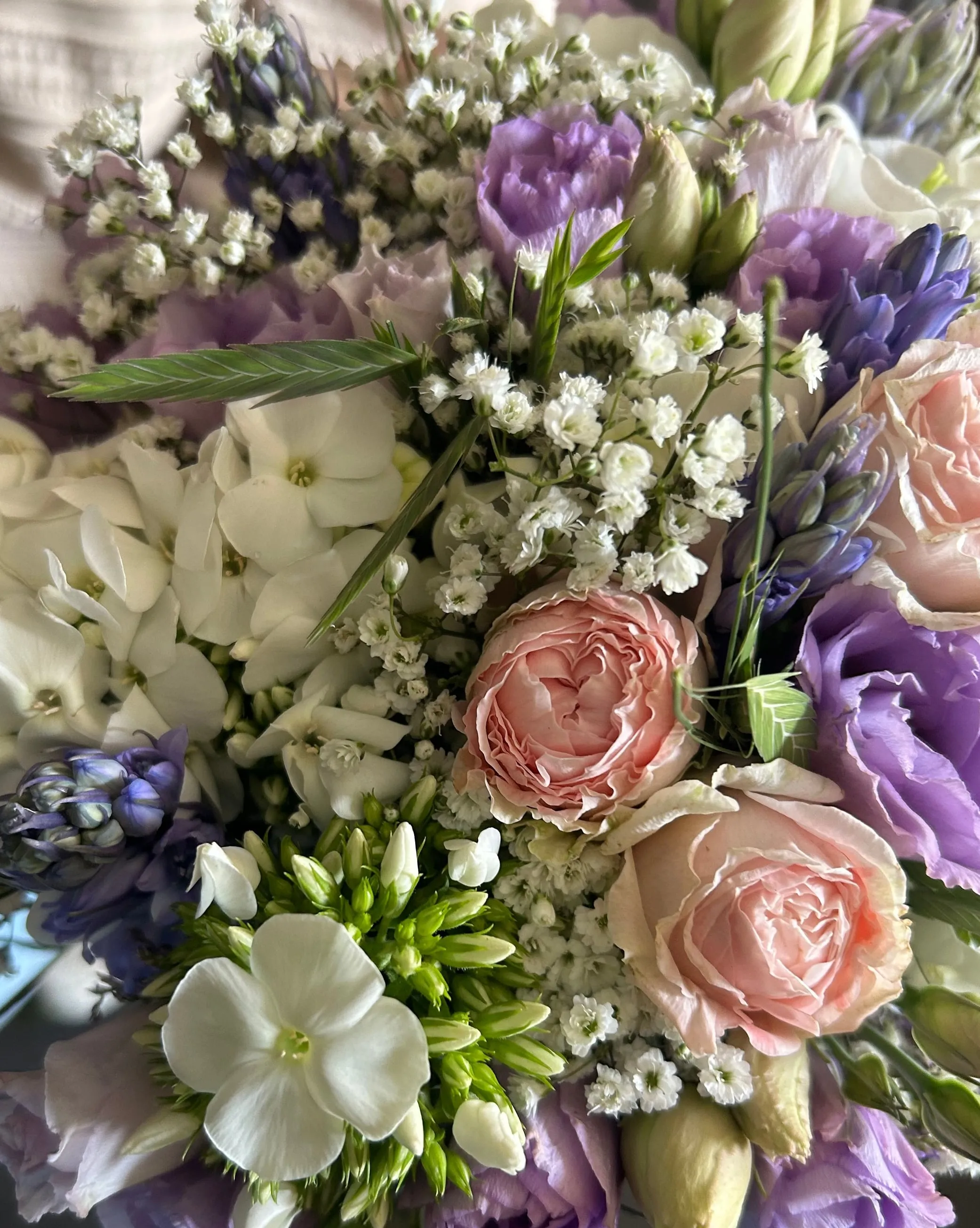 Boeket met lisianthus, gipskruid, hyacint en roze rozen